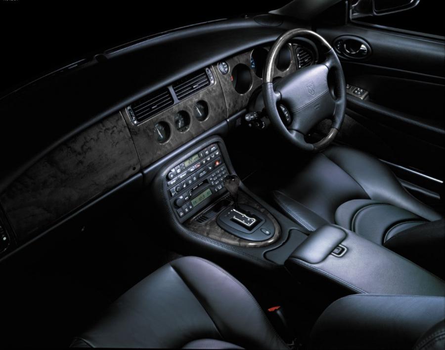 Интерьер Jaguar XK8 Coupe 1996 года  (фото 16 из 26)
